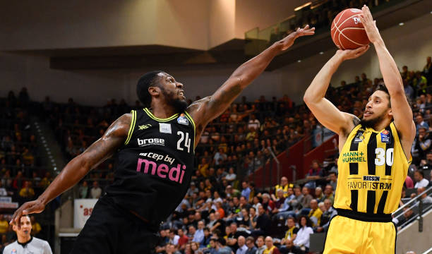 的运动员背 的运动员背